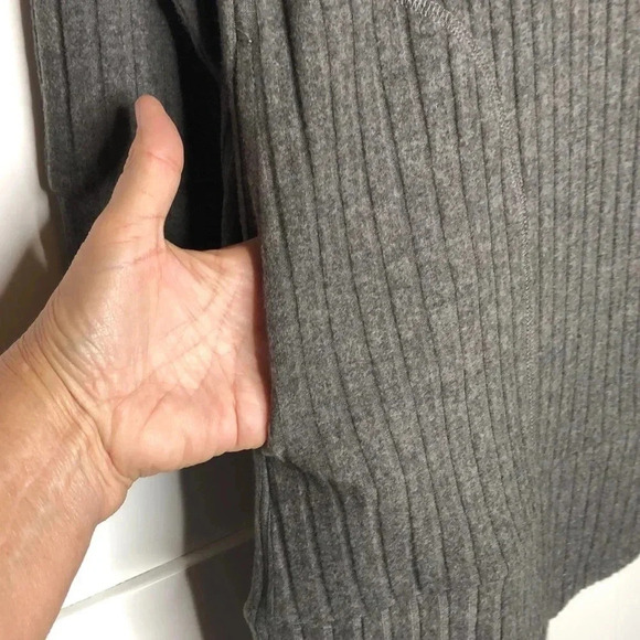 ANYBODY Tunic Length Sweater - Picture 2 of 4